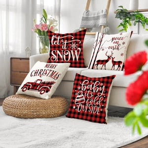 Détails de quatre housses de coussin de Noël avec carreaux buffalo et motifs de fête