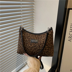 Borsa a spalla leopardata minimalista con finiture in pelle nera e manico superiore