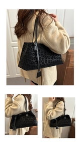 Gros plan sur la texture léopard et la bandoulière en cuir de ce grand sac cabas élégant