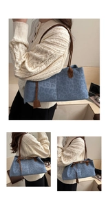 Détail du sac cabas bleu à motif léopard avec poignées en cuir marron et grande capacité