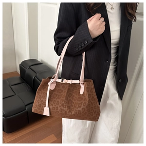 Détail du sac cabas imprimé léopard avec bandoulières roses et texture douce