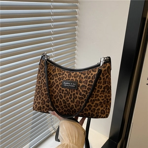 Borsa tote con stampa leopardata, finiture in pelle nera e dettagli metallici argento