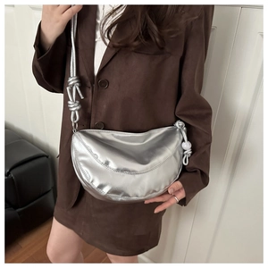 Sac demi-lune argenté avec finition métallique et bandoulière en corde nouée