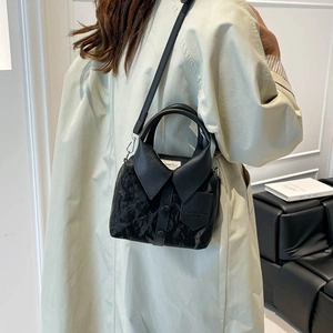 Unieke zwarte crossbodytas met overhemdkraagontwerp en geplooide textuur voor dames