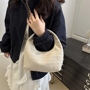 Chic sac à main croissant en paille tressée beige pour femme au style naturel