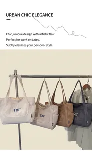 Détail de la poche avant et broderie TGT sur un grand sac cabas en toile robuste