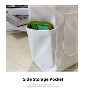 Détail de la poche latérale d'un sac cabas blanc contenant un téléphone portable vert