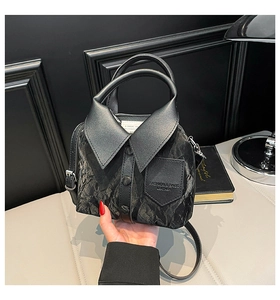 Détail du sac bandoulière style chemise créatif avec texture cuir plissé et détails de col