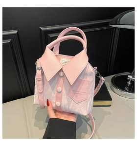 Gros plan du sac en cuir rose avec design col de chemise unique et détail de poche