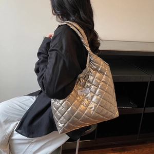 Borsa tote oversize trapuntata argento con cuciture a rombi e finitura metallizzata