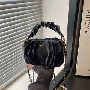 Chic sac à main nuage plissé noir avec texture dorée et élégante bandoulière chaîne