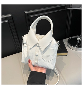 Détail du sac à main créatif en forme de chemise en cuir PU blanc avec poche gaufrée