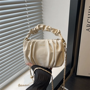 Sac à bandoulière nuage plissé chic en cuir blanc crème avec chaîne dorée