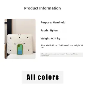 Dettaglio della custodia per laptop in nylon trapuntato bianco con ricamo floreale