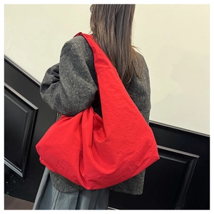 Detailansicht der roten Nylon-Umhängetasche mit großem Design und wasserfester Textur