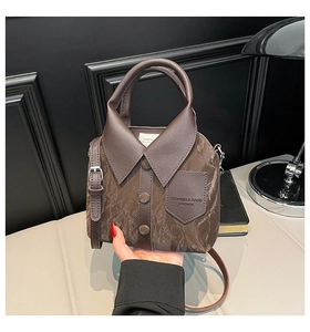 Détail du sac bandoulière marron créatif en forme de chemise avec texture plissée