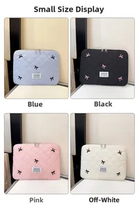 Vista dettagliata delle custodie per laptop trapuntate in quattro colori con mini fiocchi