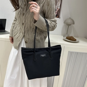 Schwarze Tragetasche mit großem Fassungsvermögen und stilvollem Business-Casual-Look
