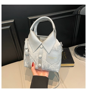 Détail du sac à main argenté métallisé avec col de chemise et boutons décoratifs