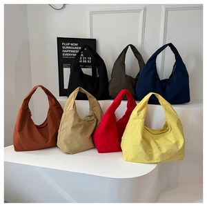 Verschillende kleuren met zeven minimalistische hobo-tassen van hoogwaardig nylon
