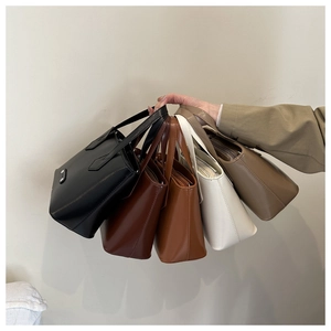 Detalle de bolsos tote minimalistas de piel suave en cinco tonos tierra neutros