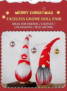 Dettaglio di due gnomi di Natale con cappelli a maglia a cuore e barbe di peluche