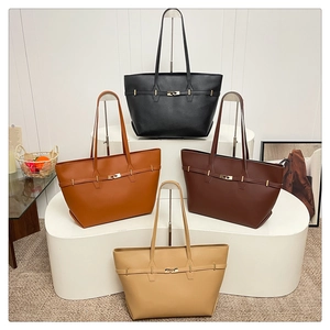 Dettaglio delle borse tote in pelle minimaliste con cinturino sottile e fibbia dorata