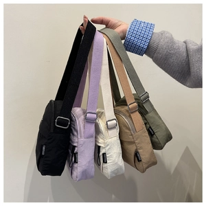 Sélection de cinq sacs à bandoulière légers en nylon imperméable aux couleurs d'automne