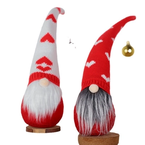 Gnomi di San Valentino fatti a mano con cappelli a cuore e basi in legno per decorazioni