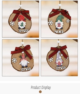 Dettaglio di gnomi natalizi in legno con fiocchi a quadri e scritte Xmas NOEL