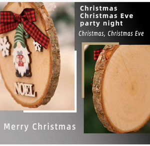 Dettaglio di decoro Noel in legno con gnomo, fiocco scozzese e bordo in corteccia naturale