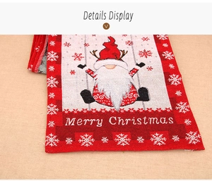 Dettaglio della trama del runner natalizio in maglia con gnomo e scritta Merry Christmas