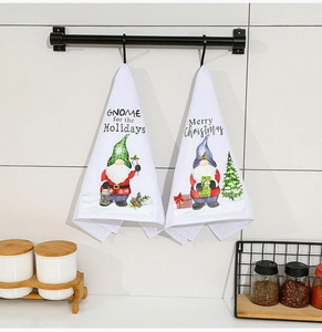 Detailaufnahme von Weihnachts-Gnom-Handtüchern an einer Stange in einer Küche
