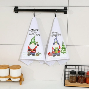 Zweiteiliges Set weißer Weihnachts-Handtücher mit Gnom-Drucken in der Küche