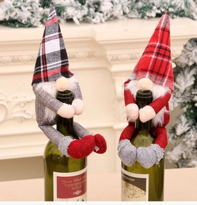 Detail von Plüsch-Weihnachtszwergen als Weinflaschenhüllen mit Karomuster und Bärten