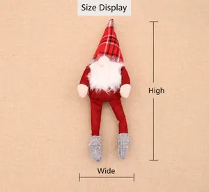Detailansicht der roten Plaid-Weihnachtswichtel-Puppe mit Größenangaben für Höhe und Breite