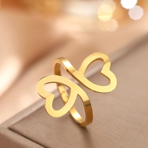 Bague en acier inoxydable doré avec cœurs ajourés sur présentoir en cuir luxueux