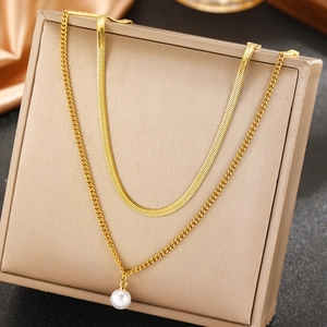 Élégant collier double couche plaqué or 18 carats avec chaîne serpent et pendentif perle blanche
