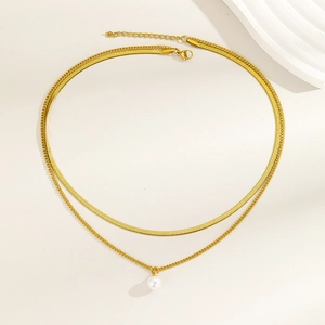Détail du collier double rang en or 18 carats avec chaîne serpent et perle blanche