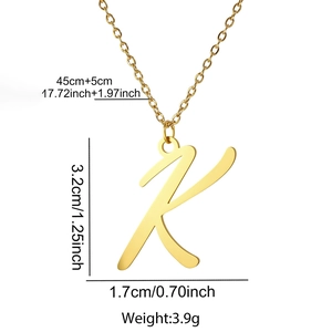 Détails du pendentif lettre K doré indiquant les dimensions 3,2x1,7cm et la chaîne 45+5cm