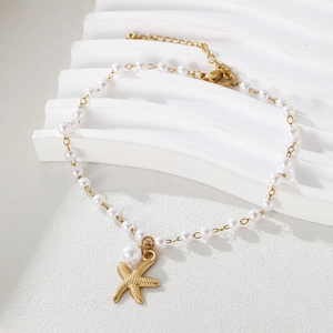 Détail du pendentif étoile de mer avec chaîne dorée et perles blanches pour femmes