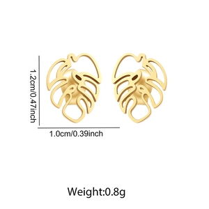 Vue détaillée des boucles monstera dorées montrant 1,2 cm de hauteur et un poids de 0,8 g