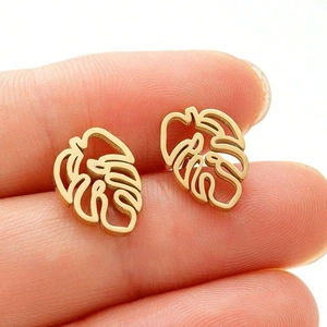 Boucles d'oreilles feuilles de monstera dorées évidées en acier inoxydable au doigt