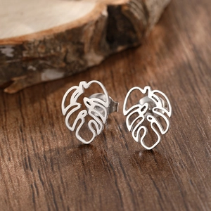Boucles d'oreilles feuilles de monstera en acier inoxydable poli au design ajouré