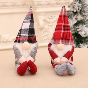 Weihnachtswichtel Plüschfiguren Set mit rot-schwarzen Karomustern für die Feiertage