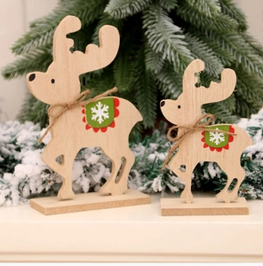 Dettaglio di due renne di Natale in legno con decori in feltro e fiocchi in iuta