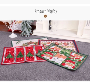 Détails rapprochés des sets de table tricotés de Noël avec motifs de Père Noël