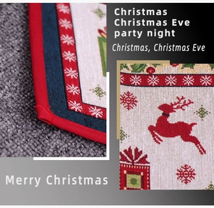 Détail d'un tapis de Noël tricoté avec motifs de rennes rouges et flocons de neige finis