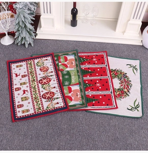 Détail de sets de table de Noël avec motifs festifs de renne et de Père Noël