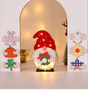 Detail der Holz-LED-Zwergfigur mit austauschbaren saisonalen Feiertagseinsätzen